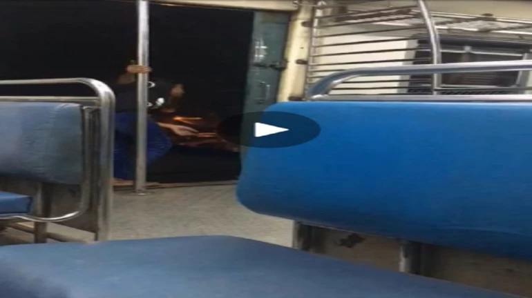 video: चलती ट्रेन में स्टंट करती हुई लड़की का वीडियो हुआ वायरल