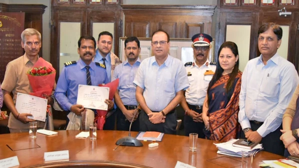 राजेंद्र लोखंडे यांच्यासह आपत्कालिन प्रशिक्षण देणाऱ्यांचा सन्मान