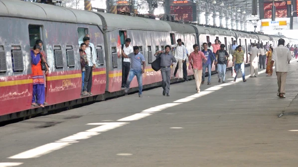 हार्बर रेल्वेवरील वाहतूक विस्कळीत, प्रवासी त्रस्त