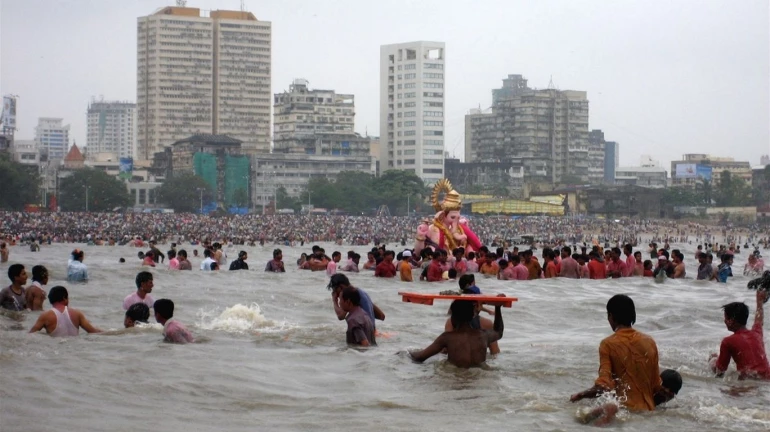 गणपति विसर्जन के लिए गिरगांव चौपाटी पर विदेशी सैलानियों के लिए विशेष व्यवस्था