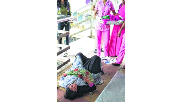26 साल की महिला ने नालासोपारा रेलवे स्टेशन ओवरब्रिज पर दिया बच्चे को जन्म