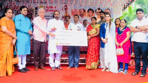 दहिसरमधील दहीहंडीत शहीद शुभमच्या कुटुंबियांचा सन्मान