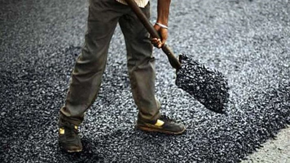 रस्ते कंत्राटदार वळू लागलेत कचऱ्याकडे