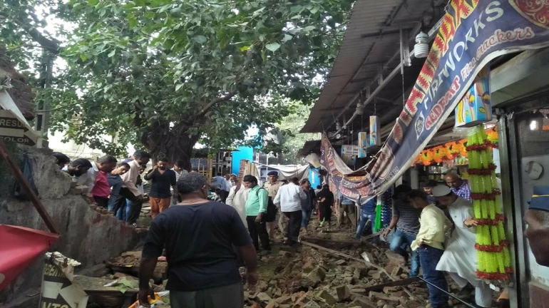 कुर्ला स्टेशन के पास दिवार गिरी, 3 जख्मी