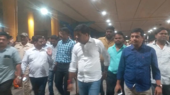 Hooliganism! MNS workers assault hawkers outside Thane Railway Station