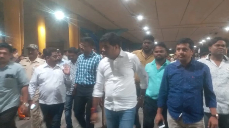Hooliganism! MNS workers assault hawkers outside Thane Railway Station