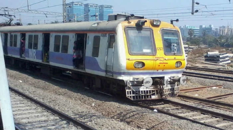 महिलांच्या डब्यात घुसून तरूणाचे अश्लिल चाळे, तक्रार दाखल करण्यास पोलिसांचा नकार