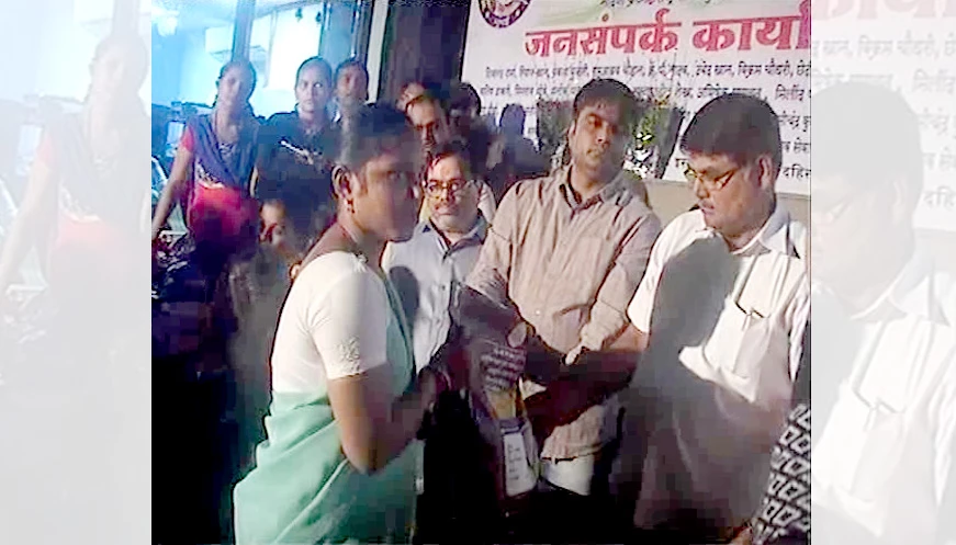 दहिसरमध्ये धान्याचे मोफत वाटप