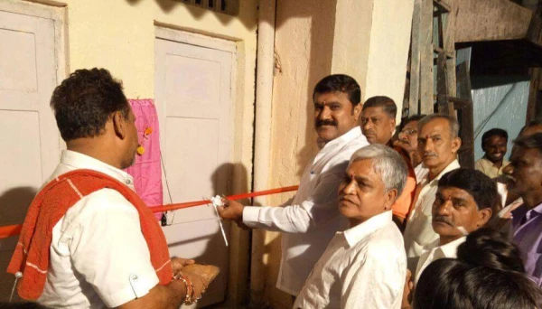 विशेष निधीतून शौचालयाची दुरुस्ती 