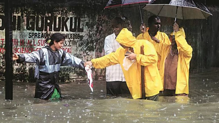 तुफानातही डगमगला नाही मुंबईकर!