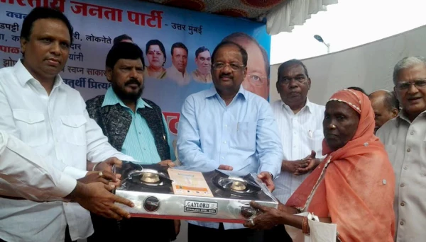 1000 घरों को गैसचुल्हा वितरण I