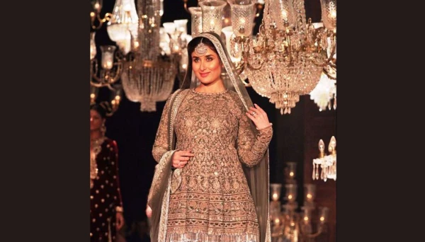Kareena Flaunts Baby Bump on Ramp!
