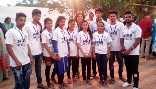 कॉलेज के बच्चें कर रहें पुलिस की मदद !