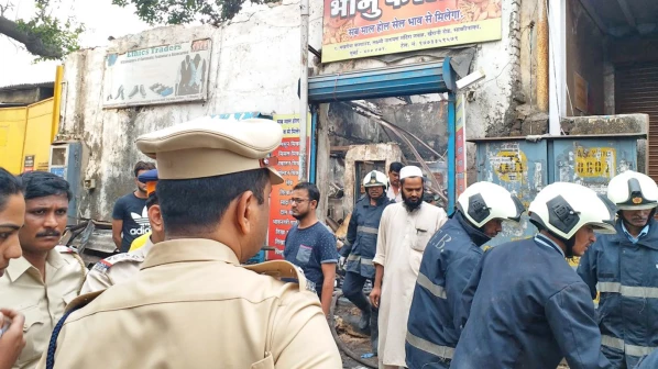 खैराणी रोड भागात फरसाणच्या दुकानाला आग, १२ जणांचा होरपळून मृत्यू