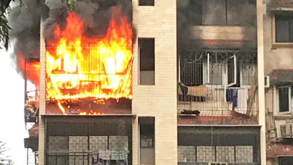 लोखंडवाला येेथे इमारतीच्या सहाव्या मजल्याला आग