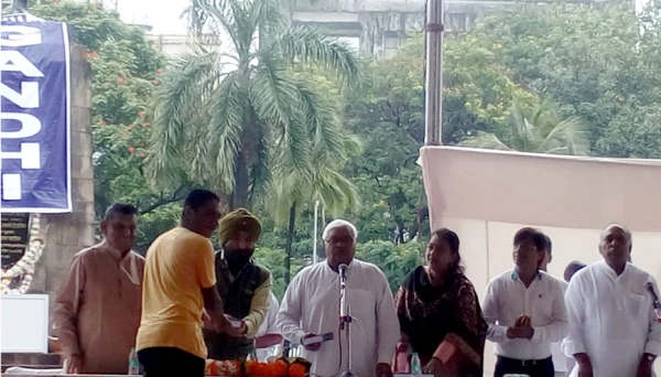 स्मारक समितीतर्फे विद्यार्थ्यांचा सत्कार