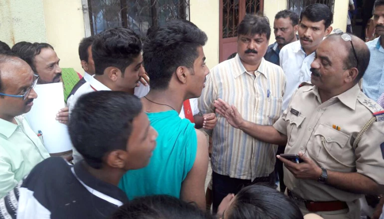 Principal thrashed in Malwani!