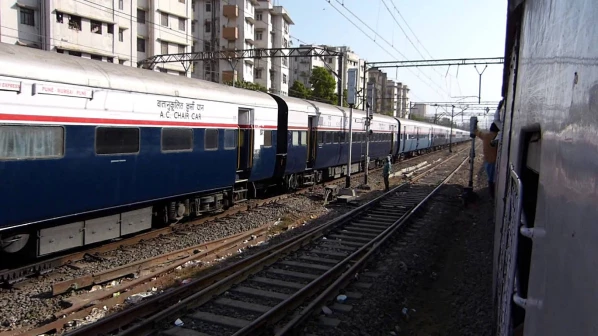 प्रगती एक्स्प्रेसच्या इंजिनात बिघाड, मध्य रेल्वे विस्कळीत 