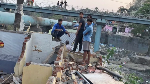 मिठी नदी के पास के झोपड़ो पर बीएमसी की कार्रवाई !