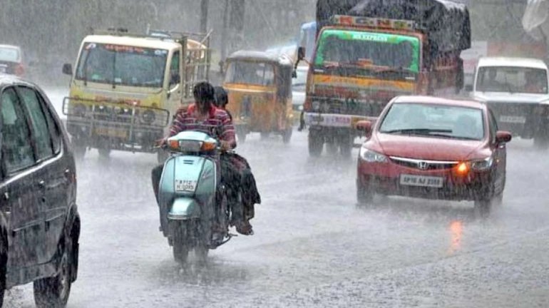 Cyclone Ockhi brings Mumbai Rains back in December; Schools remain shut while trains are on time 