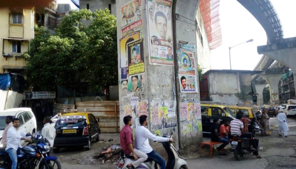 कागदी जाहिरातींच्या विळख्यात मुंबई 