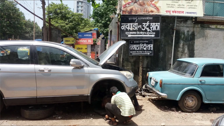 गॅरेजमध्ये काम करणाऱ्यांवर आर्थिक संकट गॅरेजमध्ये काम करणाऱ्यांवर आर्थिक संकट