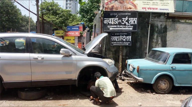वाहन मरम्मत के लिए गैरेज में ड्राइवरों की भीड़ वाहन मरम्मत के लिए गैरेज में ड्राइवरों की भीड़