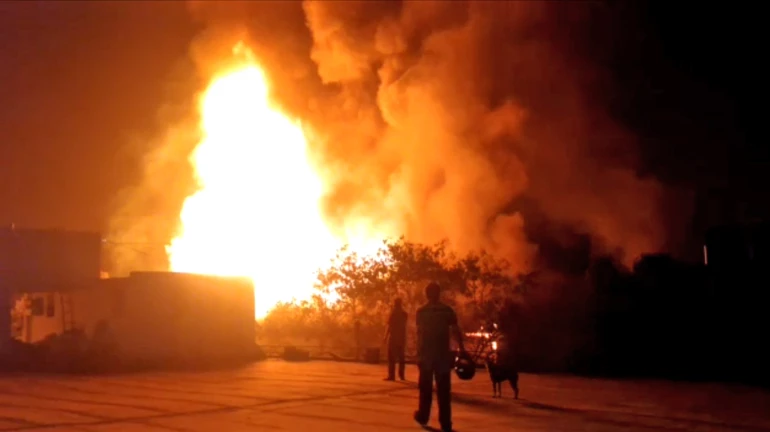 लोअर परळच्या 'नवरंग स्टुडिओ'ला आग, अग्निशमन दलाचा १ कर्मचारी जखमी