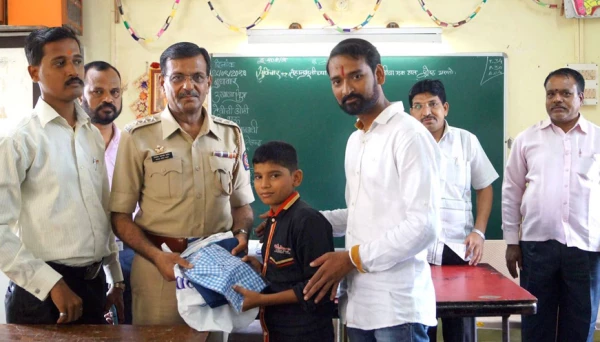 विद्यार्थांना मोफत गणवेश वाटप