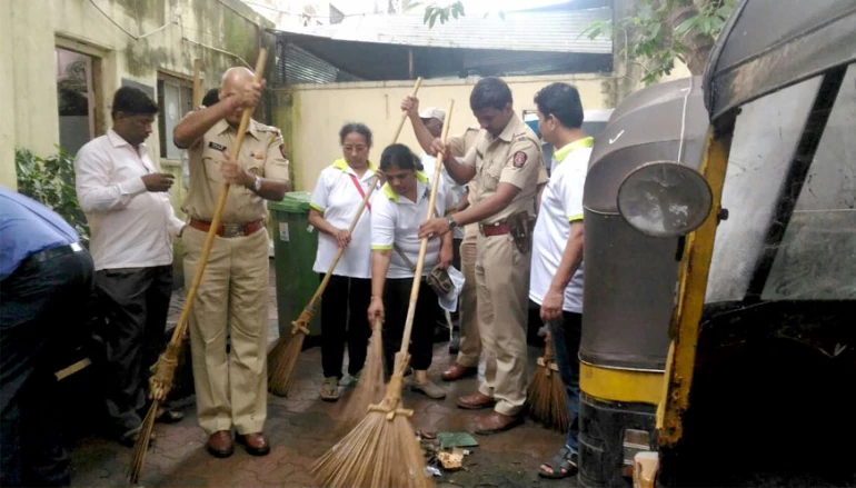 पुलिस ने लगाई झाडू।