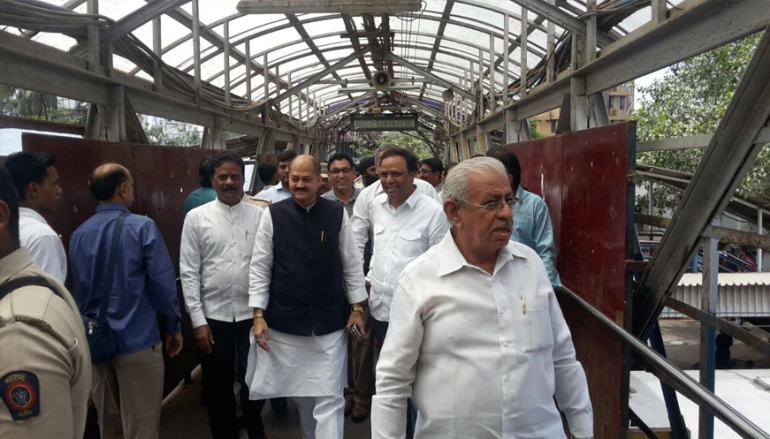 बांद्रा स्टेशन पर रेलवे समिति के अधिकारियों का दौरा!