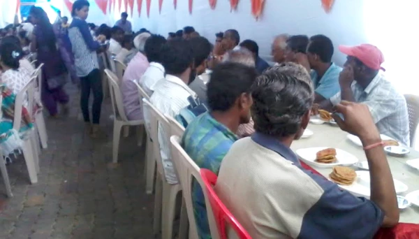 बप्पा के भक्तों को भोजन !