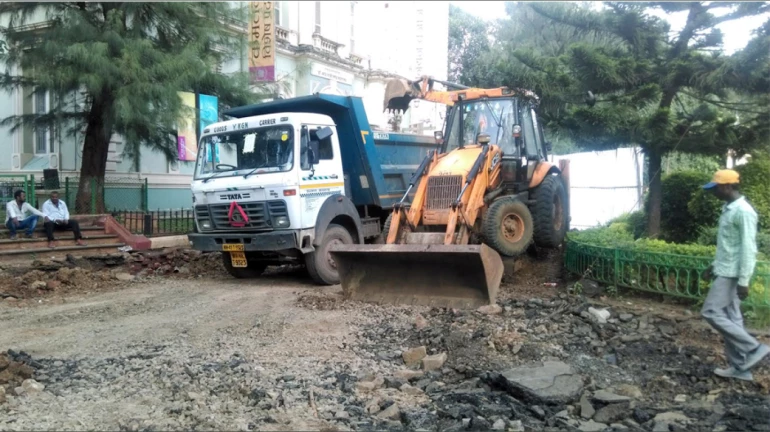 रस्ते काँक्रिटीकरणात हलगर्जीपणा करणाऱ्या कंत्राटदाराना दणका रस्ते काँक्रिटीकरणात हलगर्जीपणा करणाऱ्या कंत्राटदाराना दणका