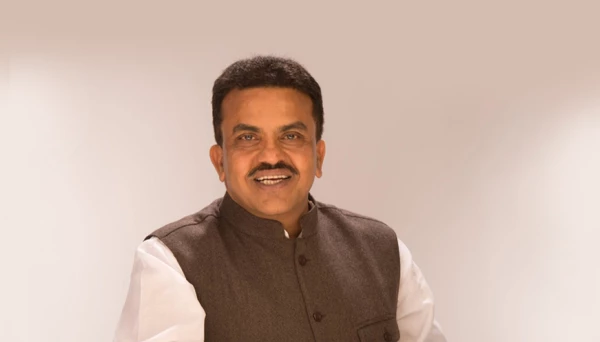 90 मैदानों पर नेताओं का कब्जा