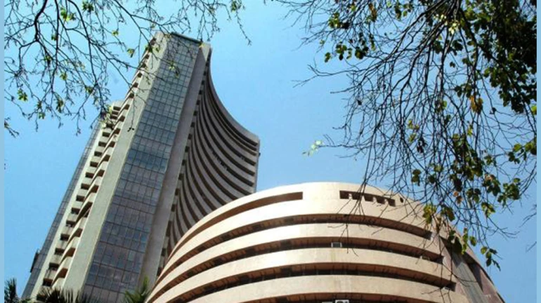 काही क्षणात ५ लाख कोटी गमावले, शेअर बाजारात घसरण सुरूच काही क्षणात ५ लाख कोटी गमावले, शेअर बाजारात घसरण सुरूच