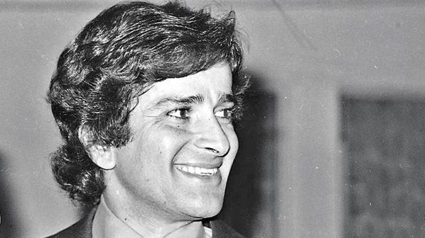 Shashi Kapoor funeral : Bollywood celebrities bids adieu to the evergreen actor