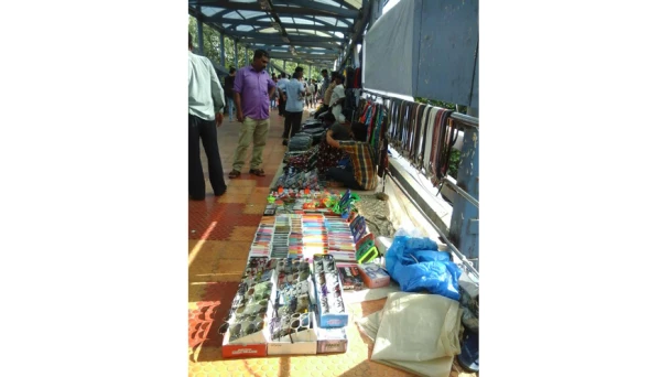 गोरेगावच्या स्कायवॉकवर फेरीवाल्यांचे अतिक्रमण