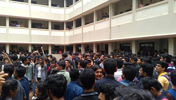 गणेशोत्सवासाठी विद्यार्थ्यांचं आंदोलन