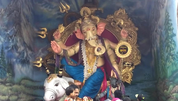 'स्टार बॉईज' मित्र मंडळाचा बाप्पा