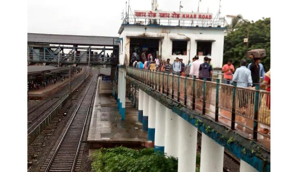 खार स्टेशन पर 'स्वच्छ भारत' बना एक सपना I