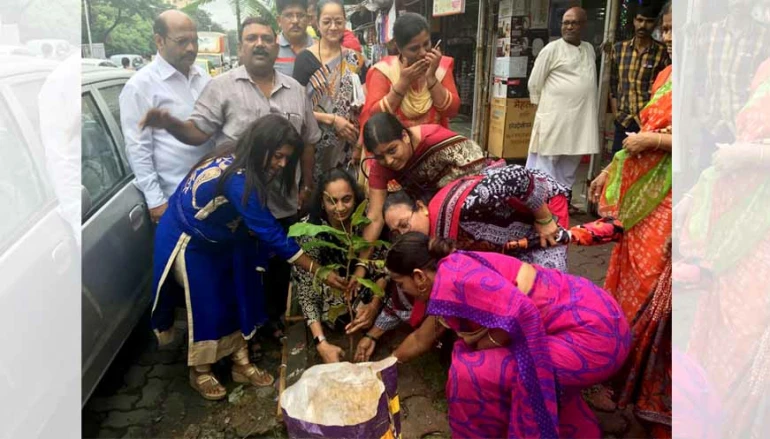 गांधी जयंती पर वृक्षारोपण ।