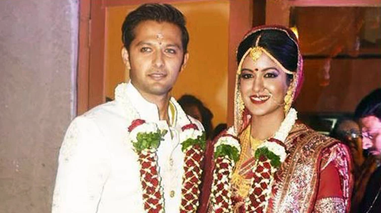 Haasil actor Vatsal Seth ties knot with Firangi actress Ishita Dutta at Mumbai's ISKON temple