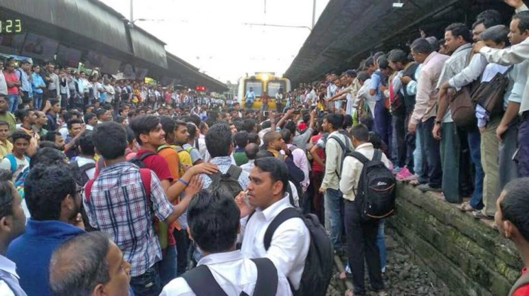 CR goofs up an announcement at Wadala which irks commuters do a 'rail roko'