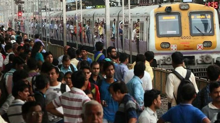 फुकट्या प्रवाशांकडून परेने वसूल केला 7 कोटी 19 लाखांचा दंड!