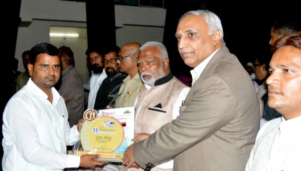 Patrakar Sangh felicitates young reporter