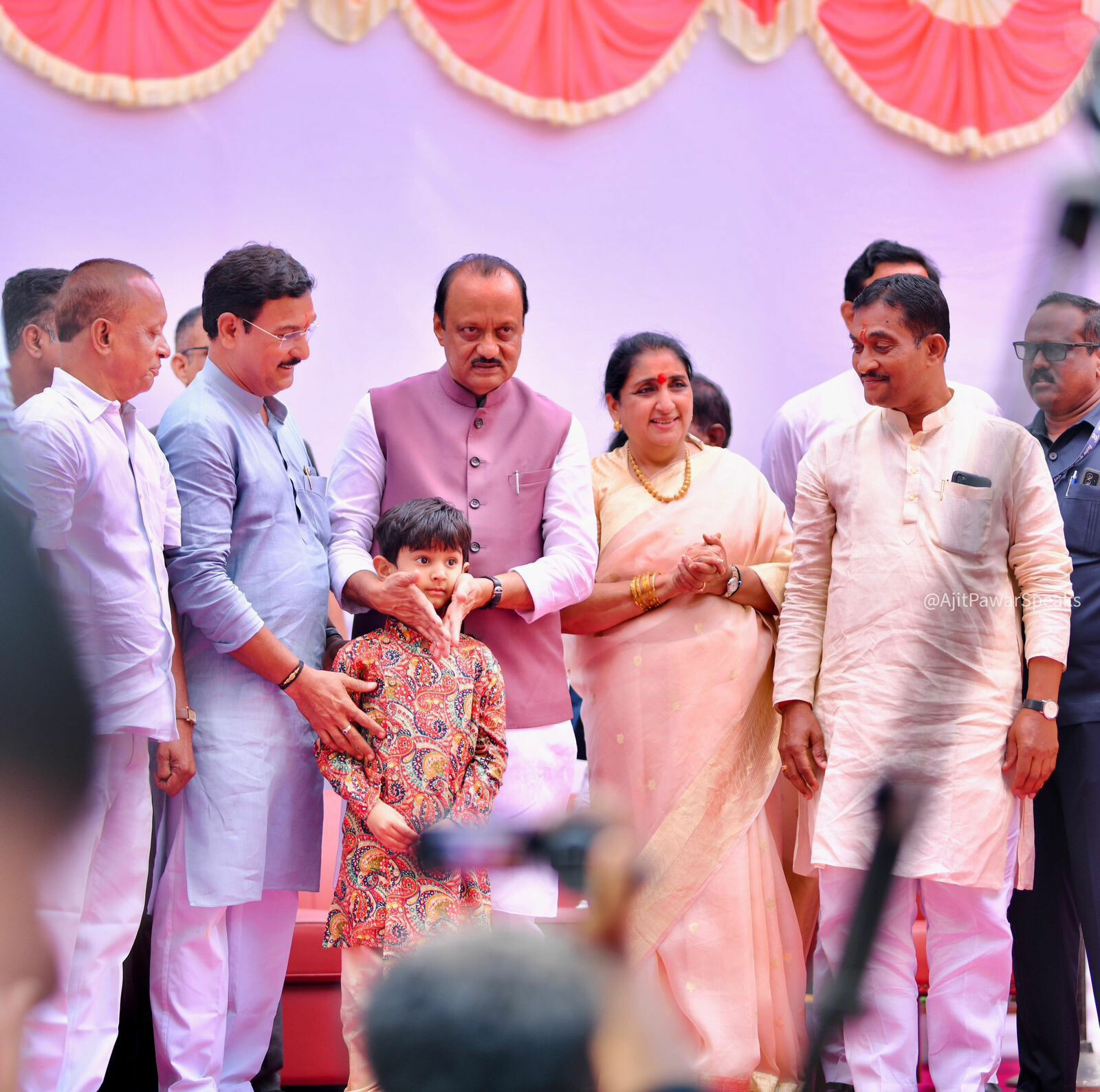 अजित पवार ने अपने बारामती स्थित निवास पर मनाया दिवाली पडवा