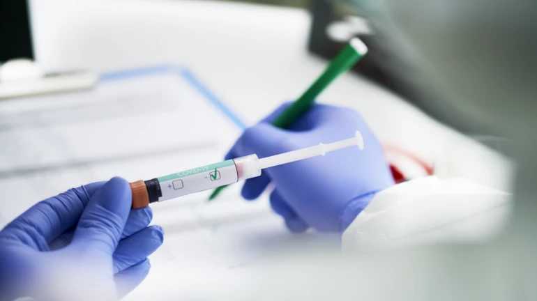 कोवीशील्डच्या दोन डोसमधील अंतर पालिका कमी करण्याच्या विचारात, पण... कोवीशील्डच्या दोन डोसमधील अंतर पालिका कमी करण्याच्या विचारात, पण...