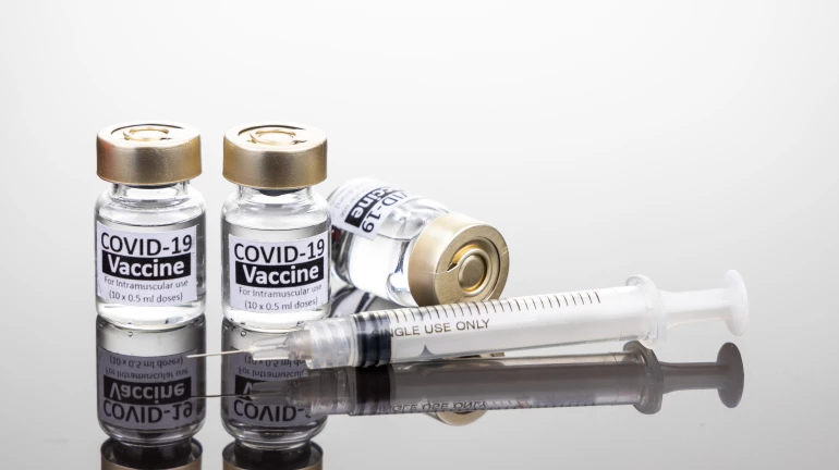 भारी बारिश की चेतावनी के बीच इन नगर निगमों ने COVID-19 टीकाकरण को निलंबित कर दिया