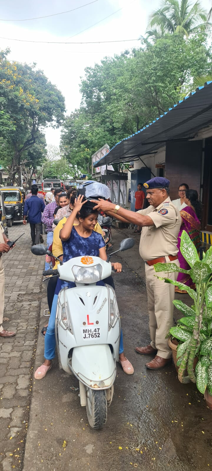 कांदिवली ट्रैफिक पुलिस द्वारा मुफ्त हेलमेट वितरण