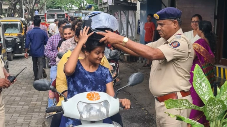 कांदिवली ट्रैफिक पुलिस द्वारा मुफ्त हेलमेट वितरण कांदिवली ट्रैफिक पुलिस द्वारा मुफ्त हेलमेट वितरण